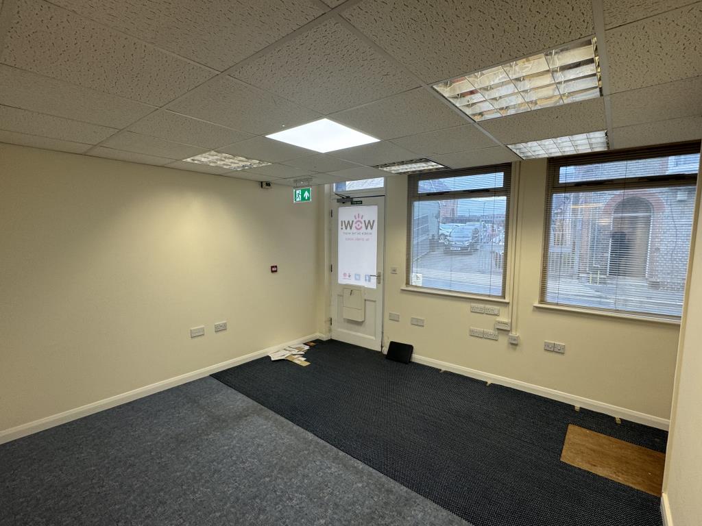 Lot: 70 - 6,500 SQ.FT TWO STOREY FREEHOLD TOWN CENTRE BUILDING ARRANGED AS OFFICES WITH SCOPE FOR CONVERSION - Lobby area